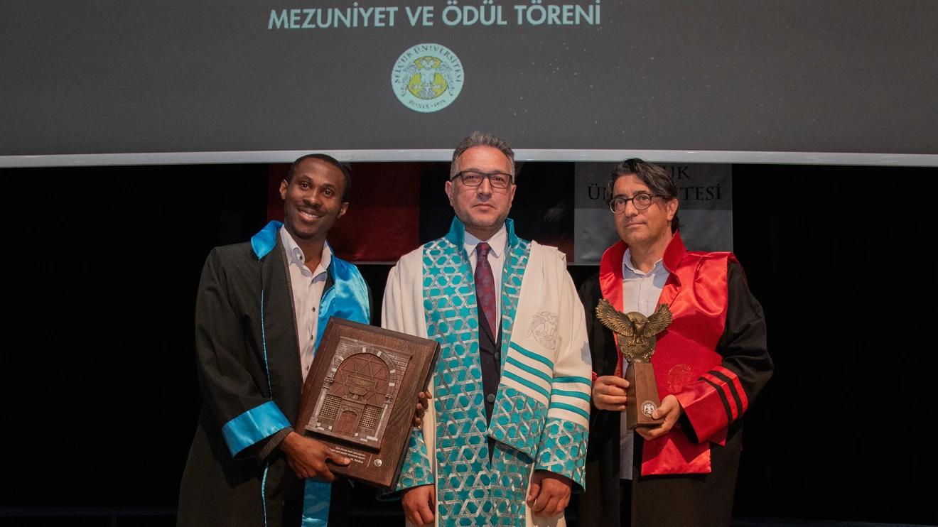 Selçuk Üniversitesinde lisansüstü eğitim mezunları cübbelerini giydi